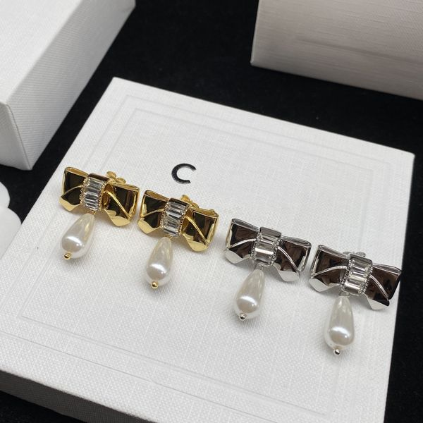 Серьги для жемчужины с новыми сопоставлением для женщин для женщин в стиле свежие модные серебряные серьги с серебряными таблицами оптом