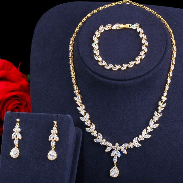 Set di gioielli da sposa CWWZircons 3 pezzi Costume da donna Grande set di gioielli placcati in oro Brillante zircone cubico Goccia Dubai Brides Necklcae Orecchini Bracciale T370 230518