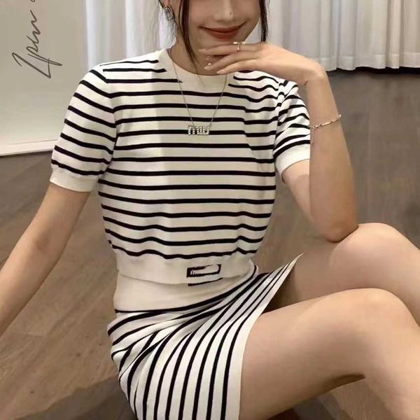 Designer de camisetas femininas versão alta mi Miao 23SS novo preto e branco listrado de malha de manga curta mulheres emagrecendo X4T4