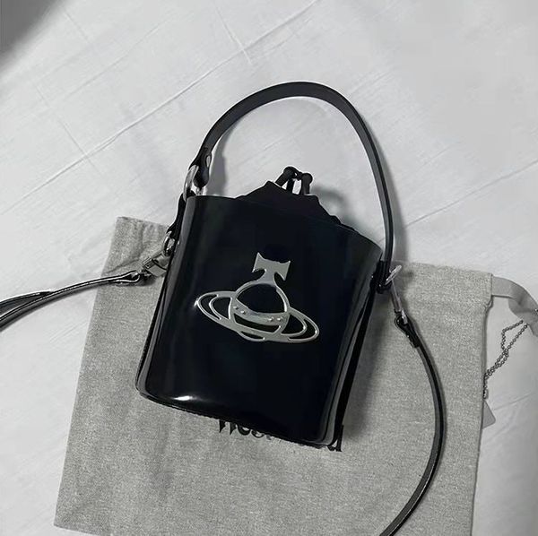 Kadın kova çantaları küçük patentli deri siyah crossbody çanta satürn tokası