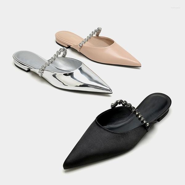 Designer de chinelos designer pontudo espelho de couro prateado feminino banda de cristal tênis de verão slides ao ar livre sândalo de salto baixo sandalias