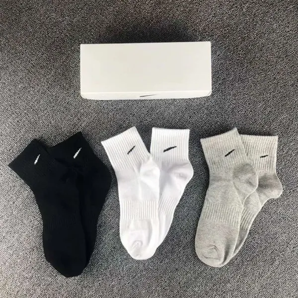 Baumwollsocken Damen Herren Klassische Socken Designer Knöchel Buchstabe Atmungsaktiv Schwarz Weiß Grau Mischen Fußball Basketball Sportsocken Designer Luxus Lässiger Komfort