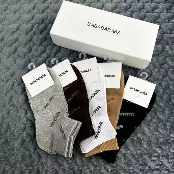 Tasarımcı Erkek kadın çorapları tam lüks mektup logosu nefes alabilir Saf pamuk Spor çorapları moda Geminin çorapları Kutulu düz renk