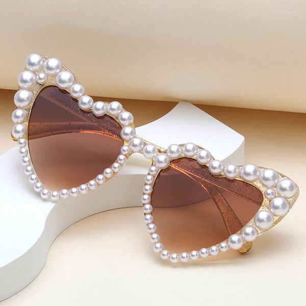 Óculos de sol 2023 Moda White em forma de coração Pearl UV400 Mulheres gato olho de olho rosa Trending tendências de praia Party Party Sun óculos