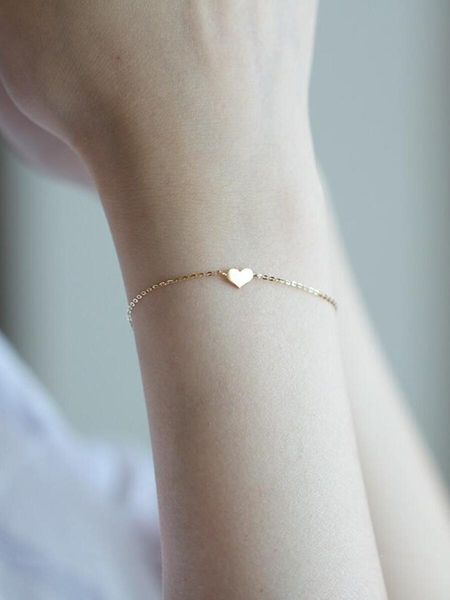 Armreifen GOLDtutu Herz-Charm-Armband aus 14-karätigem Gold, zierlicher, minimalistischer Schmuck