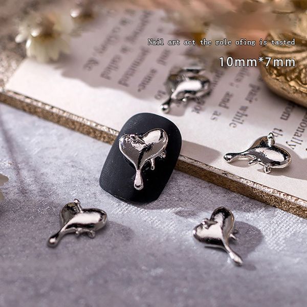 Unghie finte 2023 Lacrime di goccioline di cuore Chrome Punk Specchio in lega di fusione Charms in metallo argento Finger Hipping Amore fuso Punte per unghie Gioielli 230520