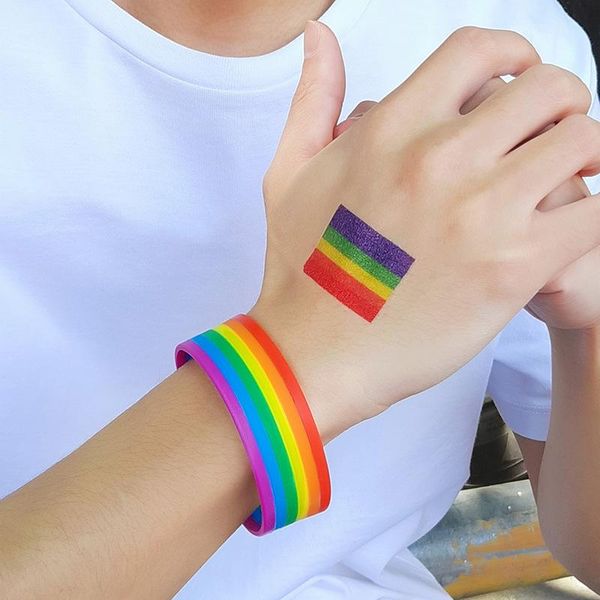 Braccialetti 50 pezzi Braccialetti Gay Pride Braccialetti arcobaleno a 6 strati Braccialetti in silicone multicolore