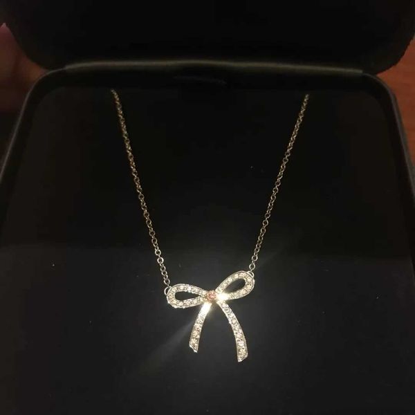 Famous Brand Tiffay Colar Bow Colar 925 Sterling Silver Tied Family Diamond Diamond Full Butterfly Pingente Chain Chain Versátil