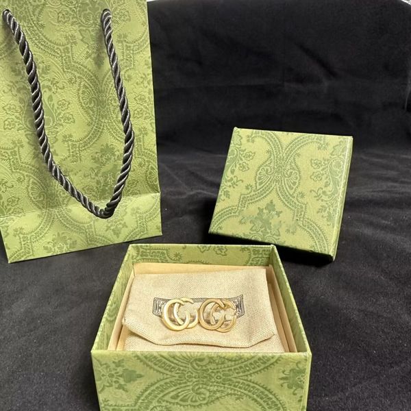 Brincos de pingente de letra de designer clássico banhado a ouro 18 quilates feminino estilo simples joias de férias brincos de orelha com caixa de carimbo em relevo conjunto de fita verde