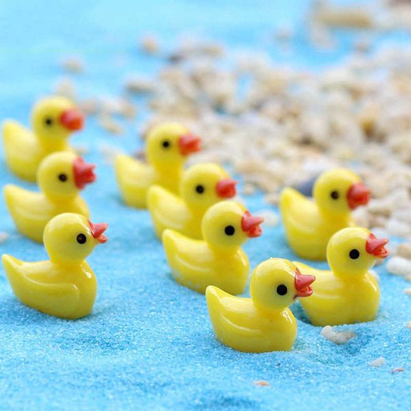 Itens de novidade 50/100pcs mini resina patos miniature ornament amarelo minúsculo pato animal figuras fada jardim micro paisagem em vasos de plantas decoração g230520