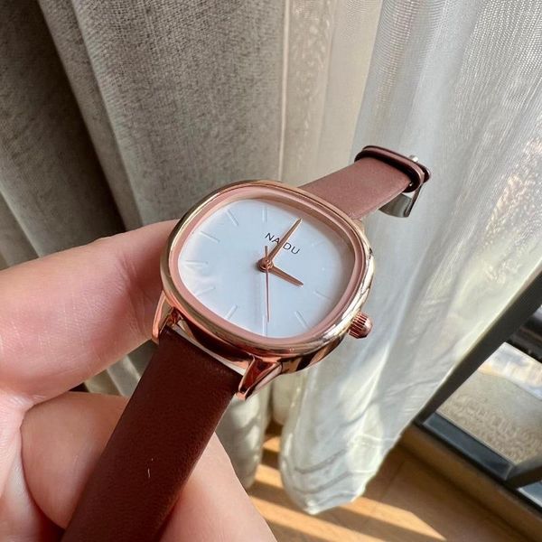 Relógios de pulso 2023 Assista Women Luxo delicado Dial Small Dial Quartz Fashion Leather Band feminino Relógio de vestuário feminino