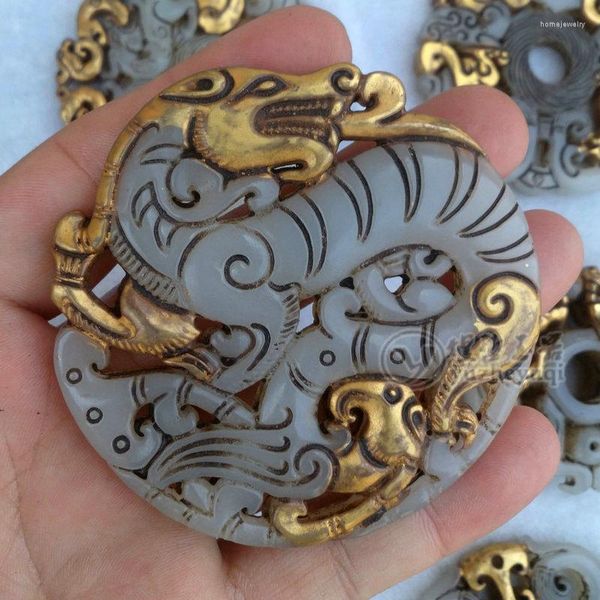 Halsketten mit Anhänger aus hochwertiger weißer Jade mit eingelegten goldenen Tieranhängern werden nach dem Zufallsprinzip in vielen Stilen geliefert