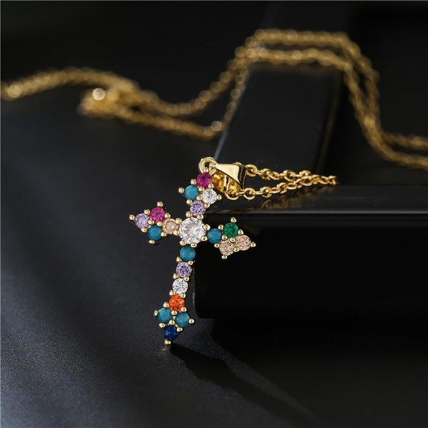 Colares pendentes Moda de alta qualidade Colar de zircão cúbico Crucifixo Crucifixo Jesus Christ Cristo Gold Color Jewelry Presente para Women Pingente