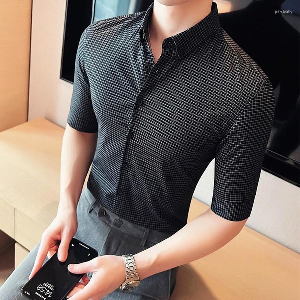 Мужские платья рубашки мужская половина рукава контрастной клетчатая клетчатая рубашка для карманного дизайна. Повседневная кнопка стандартного подхода вниз по Гингам