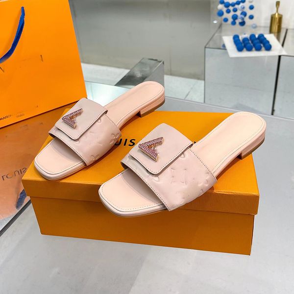 Designer de luxo Slippers feminino Summer moda de couro salto plano com sandálias de fivela de fivela casual ladies Sapatos Hotel Soft Grande tamanho 35-43 com caixa