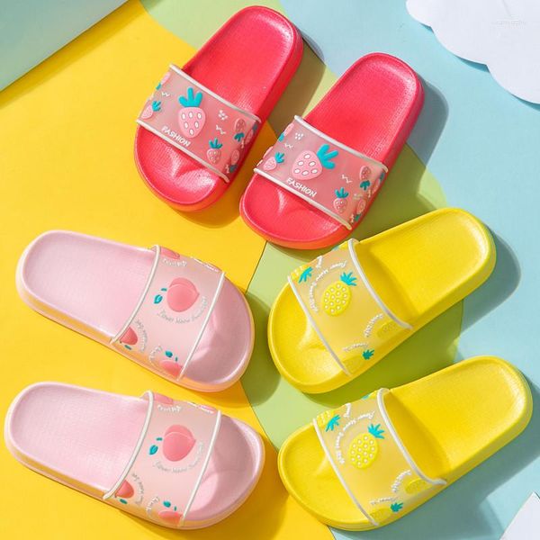 Тапочки Женщины скользят летние фрукты клубничная персиковая ванная комната без скольжения мягкие плоские туфли для детей детские женские сандалии обувь