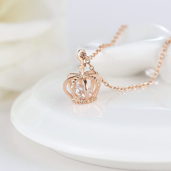 Koreanischen Stil Schneeflocke mit Krone Diamant Titan Stahl Halskette Weiblichen Anhänger Rose Gold Schlüsselbein Kette Fabrik Direkt Verkauf