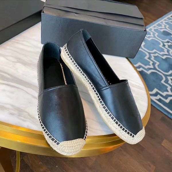 Tasarımcı Düz ​​Sandallar Sıradan Espadriles Flats Lüks Slaytlar Ayakkabı Moda Metalik Slayt Sandal Tasarımcıları Loafers Balıkçı Tuval Flip Flops Terlik Kadınlar İçin