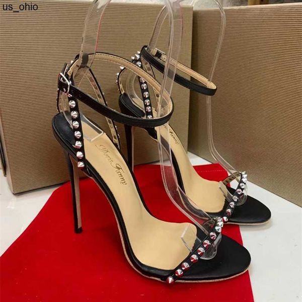 Сандалии повседневные дизайнерские дизайнерские женские женские сандалии черные кожаные шипы стопорные пейп -носки Slingback High Heels Stiletto Stripper Shoes 12 см 10 см J0523