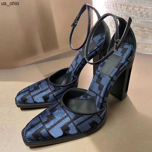 Sandali Novità Sandali da donna Scarpe eleganti firmate Panno stampato di moda Scarpa con tacco alto in pelle verniciata F Hollow Cover Heel Rome Sandal 3542 J0523