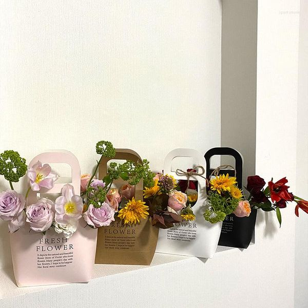 Confezione regalo 5 pezzi sacchetto per imballaggio di fiori freschi Kraft bouquet insaccamento cesto per fioristi scatola di rose di carta portatile manico per matrimonio