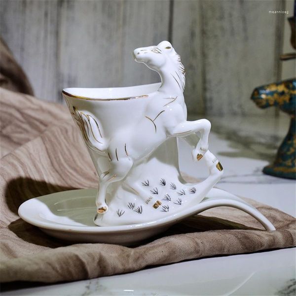 Tazze Piattini Ceramica europea 3D Bella tazza da caffè con cavallo dorato in rilievo con set di piattini Porcellana Elegante tazza da tè per ufficio Tazza da latte creativa