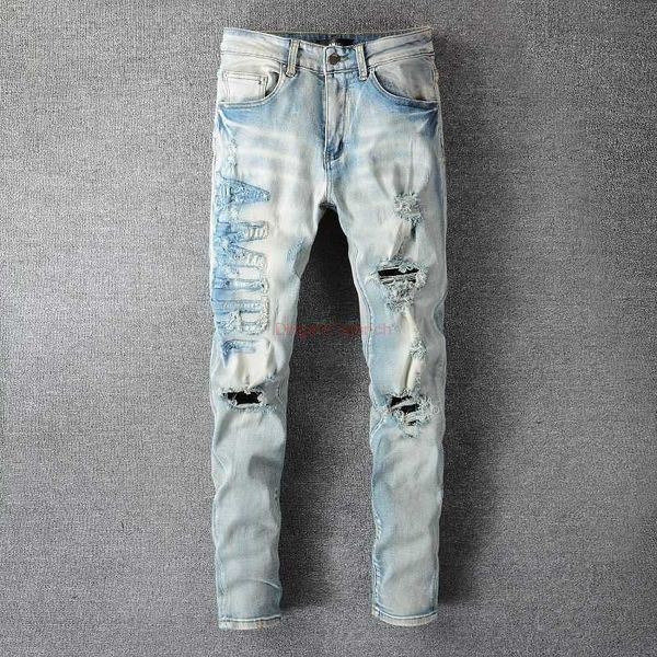 Дизайнерская одежда Amires Jeans Джинсовые штаны Amies 697 High Street Broken Letter Sticker Ткань Использованная промывочная вода Эластичная посадка Синие джинсы для мужчин Проблемная рваная кожа