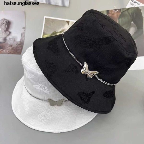 2023 Yeni Zincir Kelebek Düğmesi Balıkçı Şapkası Kadınlar İçin İlk İlkbahar Yaz ve Sonbahar Büyük Saçağı Güneş Koruma ve Seyahat Şapkası için Güneşlik Şapkası