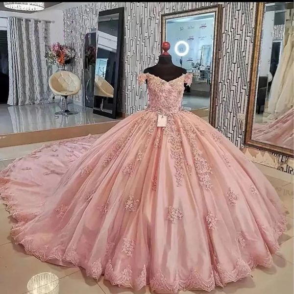 Princess Pink Lace Quinceanera Ball Dressos 2023 Plus Size Off Off ombro mexicano 15 anos de idade dezesseis doces 16 vestidos de festa de baile