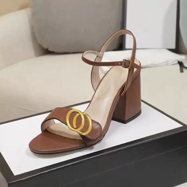Novos designers saltos altos grossos 5cm 7cm 10cm Versátil One Shoe Womens Aberto Sandals Bronze Botão 2024 69