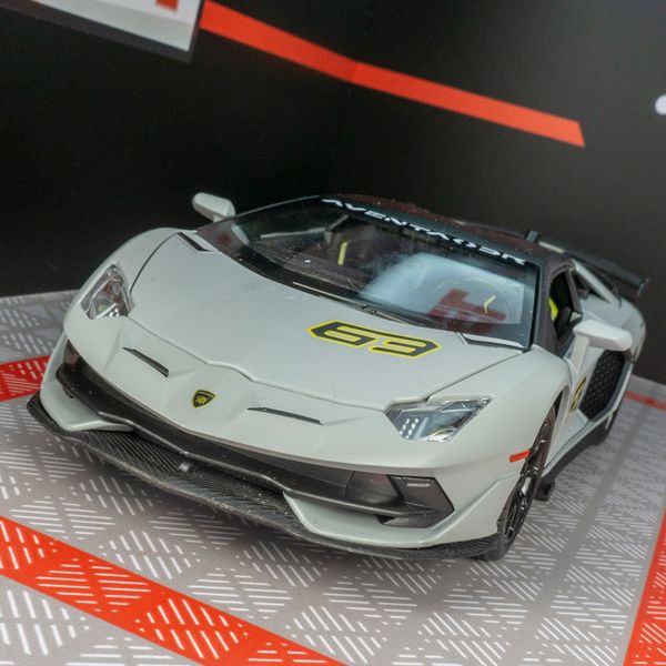 1/24 Simulierter Lambo SVJ63 Gini Rallye-Legierungsautomodell Super Run Return Spielzeug mit Sound und Licht