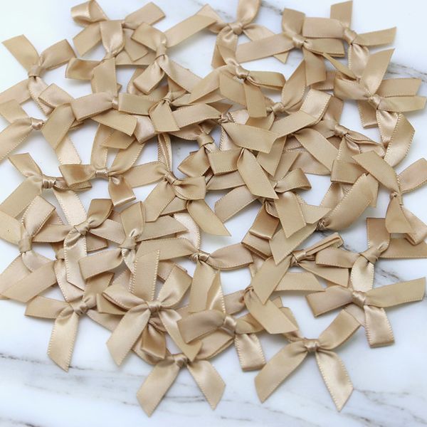 Decoração de festa 50 PCs 4cm4cm Fita de fita rosa fresca Tamanho Pequeno poliéster Cetim Flor do trabalho manual Diy Craft 230522