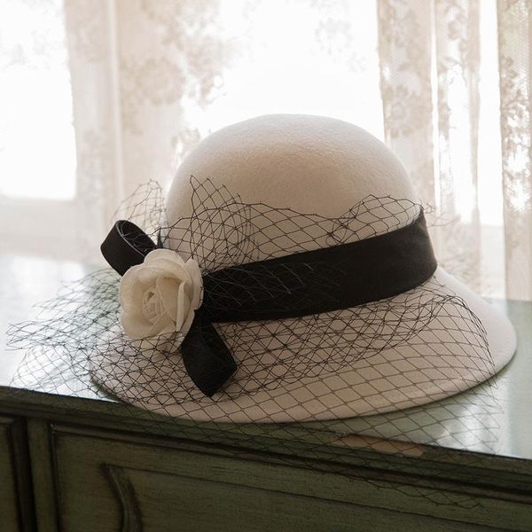 Geizige Krempe Hüte Frauen Net Garn Weiße Blumen Wolle Einfarbig Eimer Hut Herbst Winter Damen Elegante Mode Fedora Weibliche vintage England