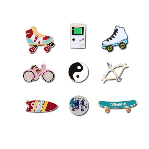 Broches esportivos da moda Taoism tai chi Surfboard Skateboard Game Machine Roller Shoes Bicycle Travel World Badges Pins Presentes de moedas