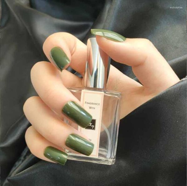 Unghie finte Colore nudo naturale Stampa su punte per unghie artificiali a dita lunghe verde oliva con colla adesiva 24PCS Fake Art