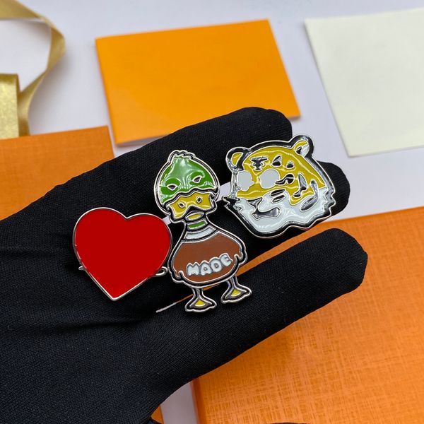 Designer de alta qualidade Tiger Duck Heart Pins Broches for Womens Men Silver Brooch Suit Pin Marry Christmas Party Gift Acessorie 3 Peças Conjunto