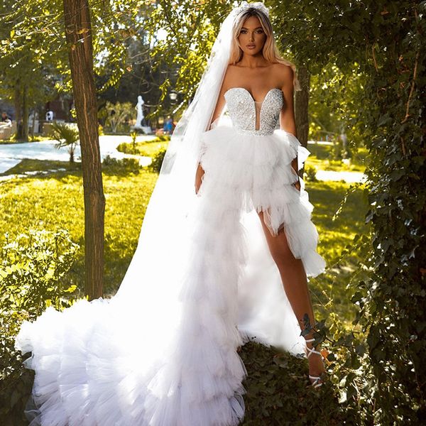 Abiti da sposa con abito da ballo alto e basso Sweetheart con volant Abito da sposa Tiere Davanti Corto Dietro Lungo Giardino Vestido De Novia 326 326