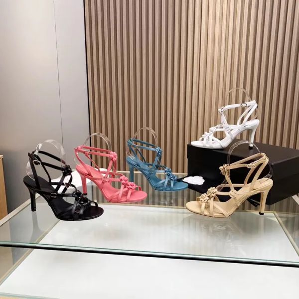 Сандалии Обувь Дизайнерская роскошная кожаная обувь с открытым носком и цветами на полой шпильке с крестообразным переплетом