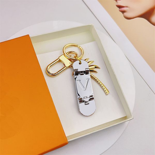 2023 Keychains de designer Skateboard letter Keychain Bag Charm Carro pendente Chavejão de ouro Chain Fashion Mulher Women Key Buckle