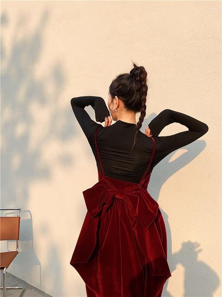 Abiti casual 2023 Abito in velluto con fiocco grande Donna Stile coreano Backless Cinturino per spaghetti Vino rosso Midi Dolce autunno Abbigliamento femminile