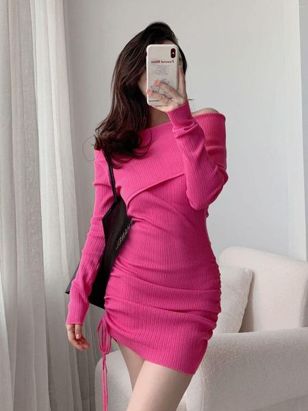 Casual Dresses Rose Red Off Shoulder Strick Slim Pullover Minikleid für Frauen Langarm Sexy Mädchen Enge Kordelzug Top C618