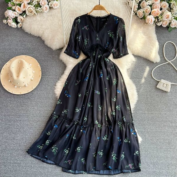 Sommerkleid im französischen Vintage-Stil, schwarzes, fragmentiertes Blumen-langes Kleid, sanfter Stil, kurze Ärmel, V-Ausschnitt, gewickelte Taille, schmales A-Linien-Kleid mit großem Swing-Stil