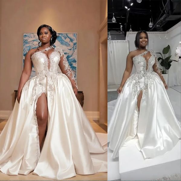 Sexy Bling 2023 Eine Linie Hochzeit Sier Kristallperlen eine Schulter -Illusion Langarmes Seiten mit Split -Übertrieben Satin -Ball -Kleid Brautkleider Custom