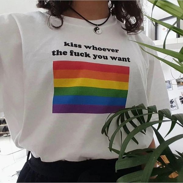 Camisetas femininas beijo quem você quiser slogan lgbt lésbico gay lesbian malha o-pescoço orgulho camiseta cortada mulher mulher unissex masculina t-shirt engraçada