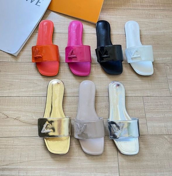 Designer feminino Slippers Metal Water Letter Letra Feminina Sapatos de Luxúria Design de Luxúria Slippers Home Slides ao ar livre Slippers Summer Ladies Flip-flop