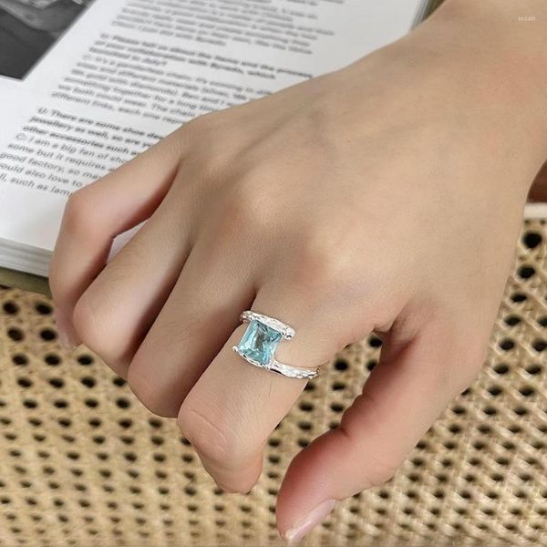 Кластерные кольца Аутентичные 925 стерлингового серебряного ювелирного изделия IIRregular Texture Blue Sapphire Square Recated C-J1637