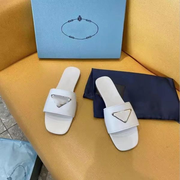 2023 Yaz Lüks Tasarımcı Üçgen Logo Sandalet Kadın Moda Sıradan Kenevir Kama Terlik taban açık ayak parmağı açık slayt plajı kadın düşük yürüyüş ayakkabıları