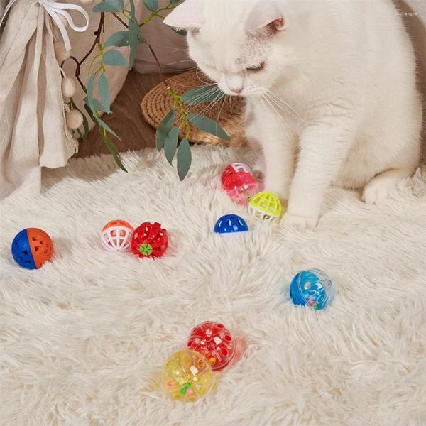 Toys de gato 1pcs colorido sino bola plástico hollow out interativo brinquedo suprimentos de estimação favores de cor aleatória