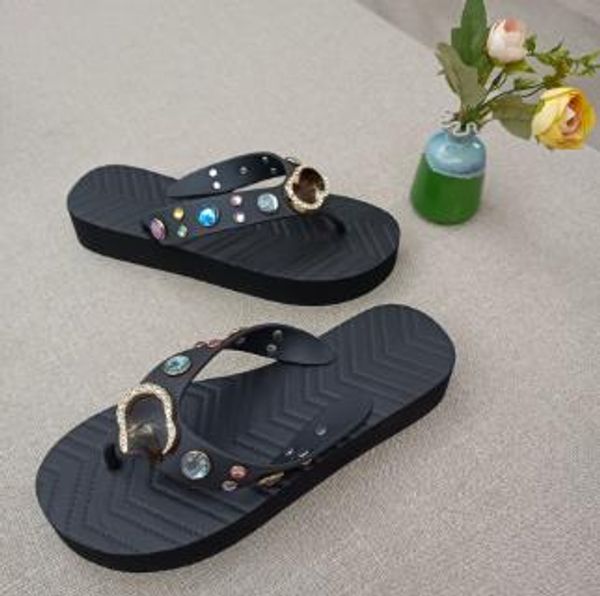 Moda Flip-flops de fundo grossa Eva e chinelos femininos de plástico femininos não deslizam a praia de chinelos casuais de feminino de espessura com diamante