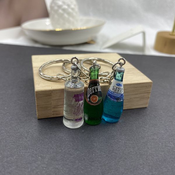 Novos mulheres/moda masculina resina artesanal Vodka Bottle Key Chain Rings Charms de liga de alora Presentes por atacado